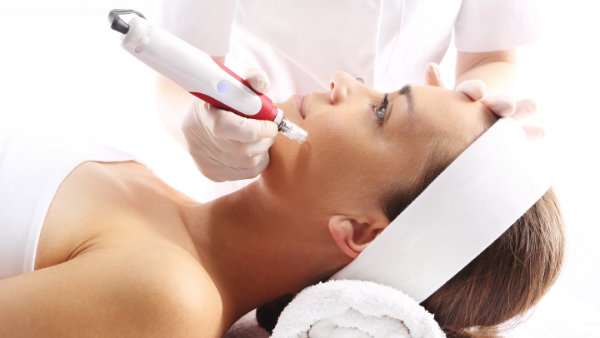 Mehr Festigkeit und Elastizität durch Microneedling